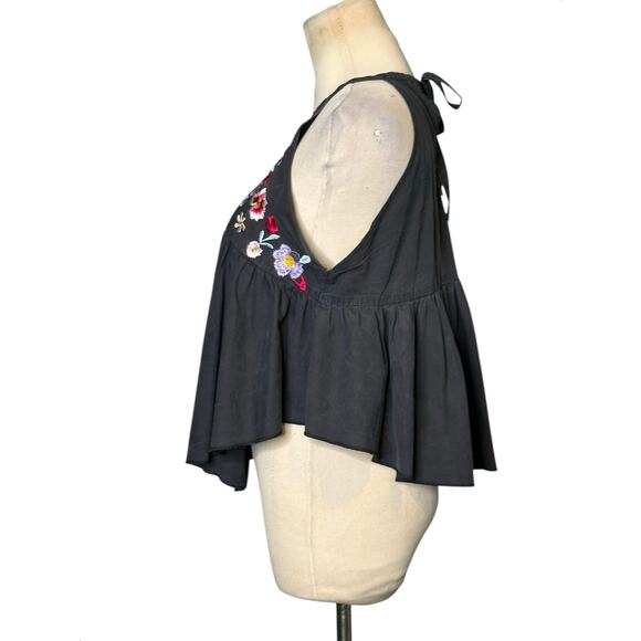 Shein charcoal Floral Embroidered Halter flowy top size Medium - Picture 9 of 13